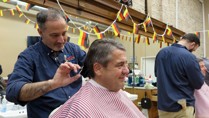 Схожу в барбершоп и выпью смузи: Русскому языку объявили войну?