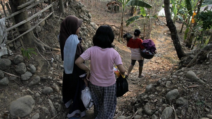 Кадры с места землетрясения в Индонезии показали масштаб ЧП: Люди не могут прийти в себя