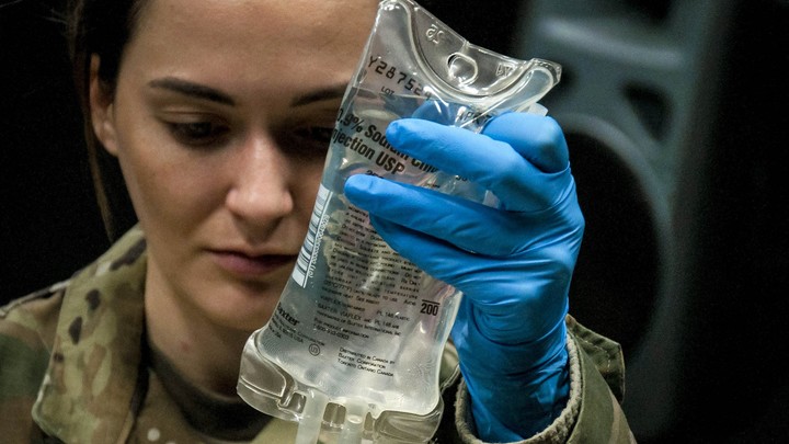 Медик ВСУ призналась в желании расстрелять украинских дедов