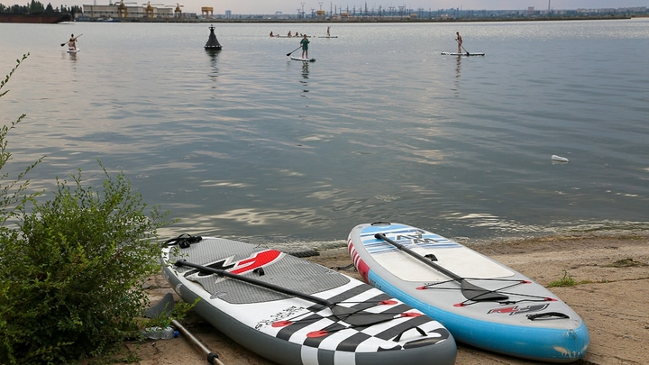 SUP-борды за полмиллиона рублей утащило в открытое море во время шторма в Сочи
