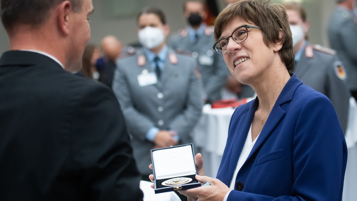 Читатели Хуаньцю шибао - об угрозах Германии русским: Евнух кричит, что изнасилует кого-то