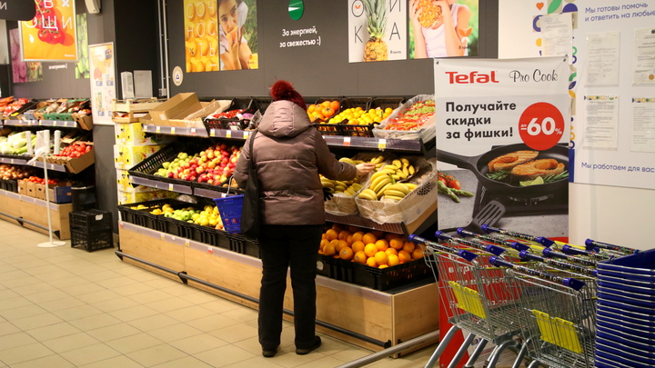 В магазинах Свердловской области взлетели цены на бананы, яблоки и другие продукты