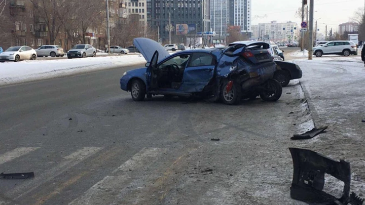 В Челябинске отлетевший после аварии бампер сбил с ног женщину