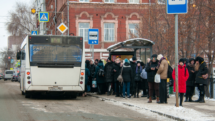 В Новосибирске водитель высадил пассажиров из-за мужчины, который не влез в автобус