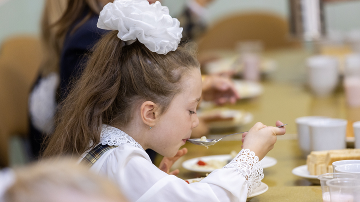 Не смогла съесть весь завтрак: Чем кормят детей в школах Челябинска