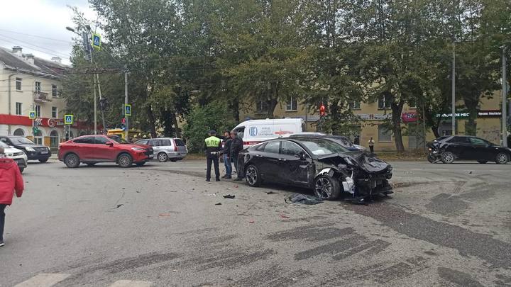 В Екатеринбурге произошло массовое ДТП с участием шести машин