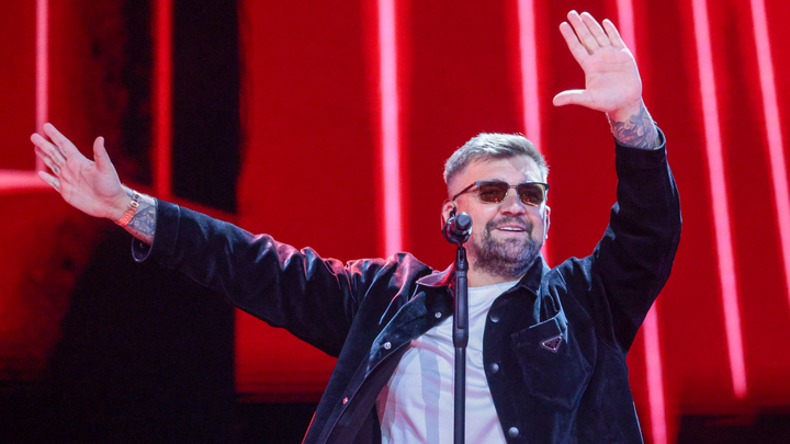 Рэпер Баста мог оказаться на застрявшем по пути к Антарктиде лайнере