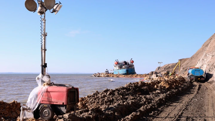 Впереди – разделка подводной части кормы: власти Кубани показали, как убирают затонувший танкер Волгонефть-239