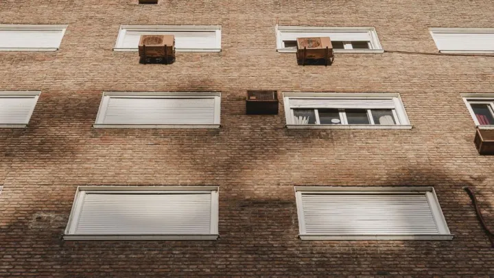 За безопасность заплатят: в Питере планируют возвращать деньги семьям за установку замков на окна