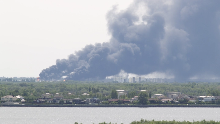 Горизонт затянуло чёрным дымом после ночных взрывов и пожаров в Киеве