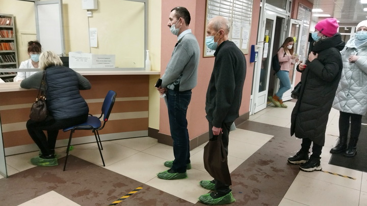 В Комздраве Петербурга разглядели огромные очереди возле поликлиник