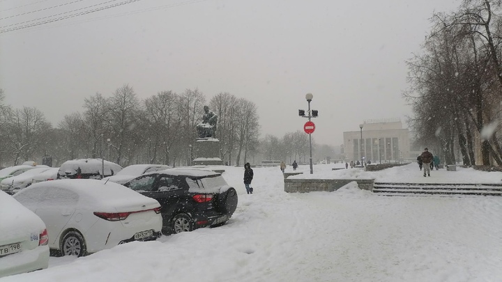Скользкая тема: в Петербурге из-за гололеда тысячи людей оказались в травмпункте