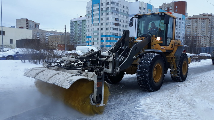 Чистят, да не всё: уборка в 27% петербургских дворов расстроила инспекцию
