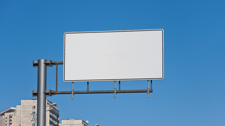 В Новороссийске уберут щит с рекламой мяса, закрывавший обелиск павшим воинам