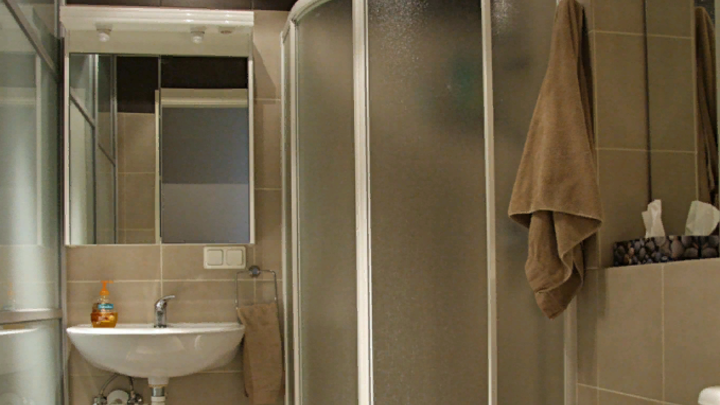 В Румынии политик опозорился с видео из душевой. Коллеги не сдержали смех