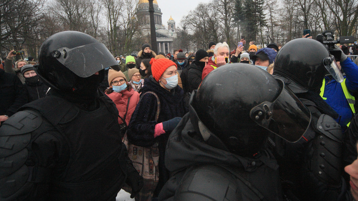 Трансляция: Несанкционированная акция в поддержку Навального проходит в Санкт-Петербурге
