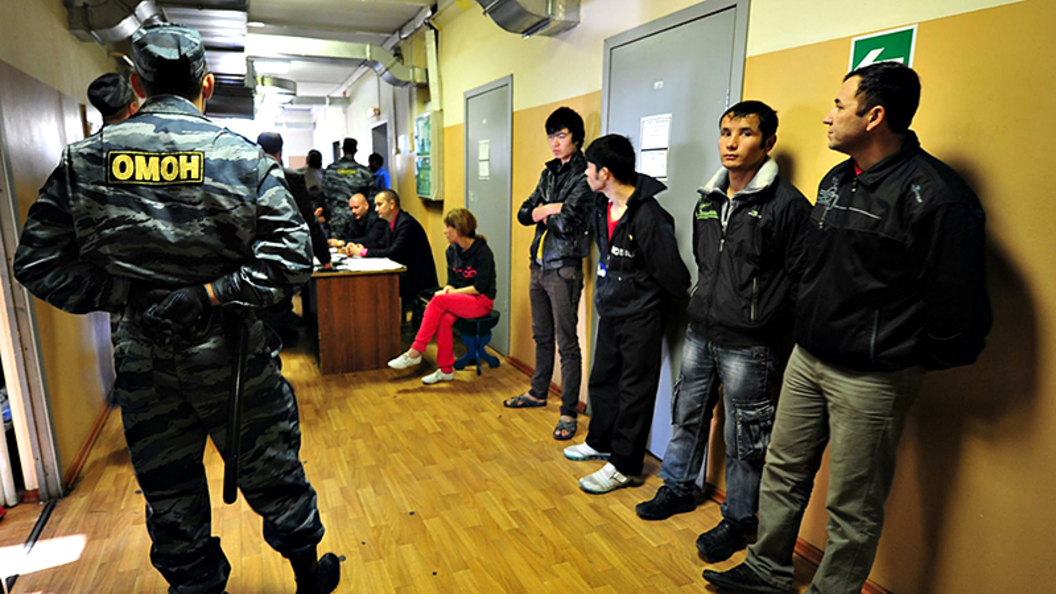 Мигранты 2024 после крокуса. Мигранты в отдел полиции. Мигрант в полиции на метро. Отделения мигрантов. Мигранты и полиция в России.