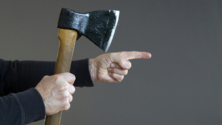 Момент нападения мужчины в платье и с топором на покупателей попал на видео