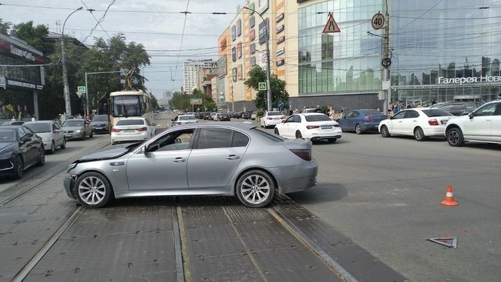 В Новосибирске 12-летняя пассажирка BMW пострадала после столкновения с Lexus