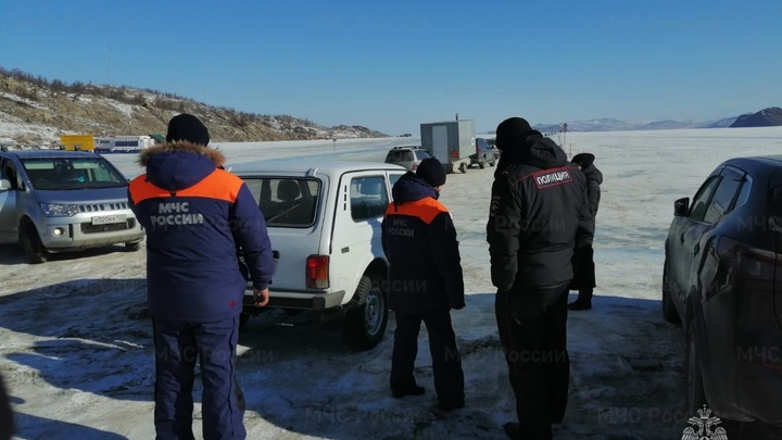 Спасатели эвакуировали со льда Байкала заблудившуюся ночью женщину