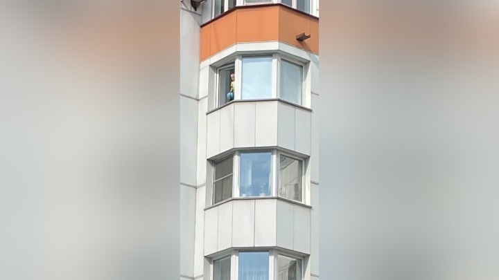Роковой шаг: как кузбассовцам уберечь детей от падения из окон