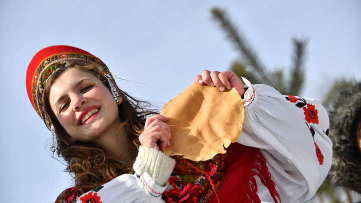 Русские изгои? Ну-ну: Американцы в центре Нью-Йорка поют Калинку под блины