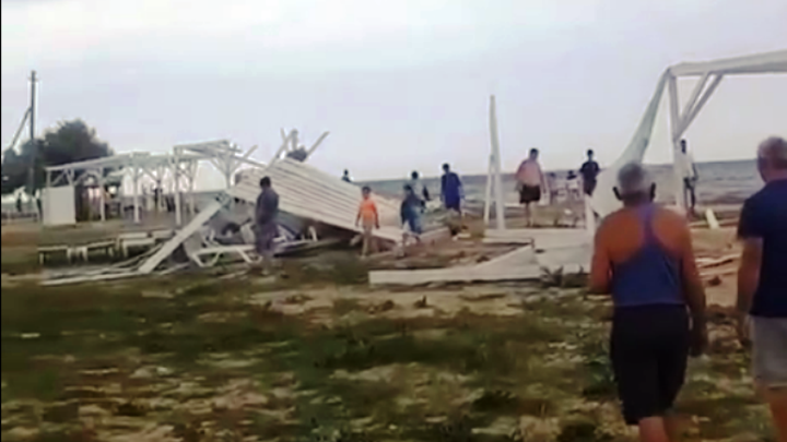 Смерч в Темрюкском районе снес палатки и разбросал шезлонги