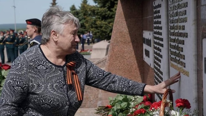 В День Победы в Самаре имя участника СВО занесли на памятную доску Героев России