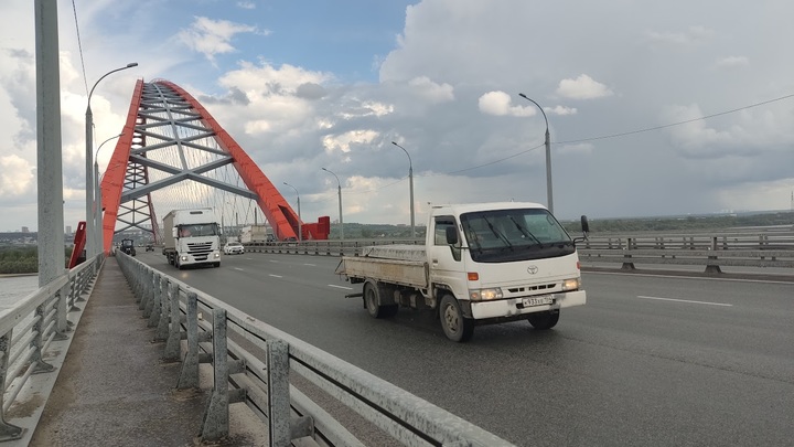 Два водителя подрались на Бугринском мосту в Новосибирске
