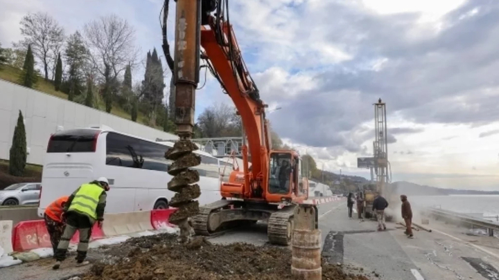 На сочинской трассе введен режим ЧС из-за схода оползня