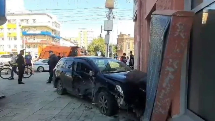 Водитель метался, будто пьяный: Что известно о гибели девушки на тротуаре в Новосибирске