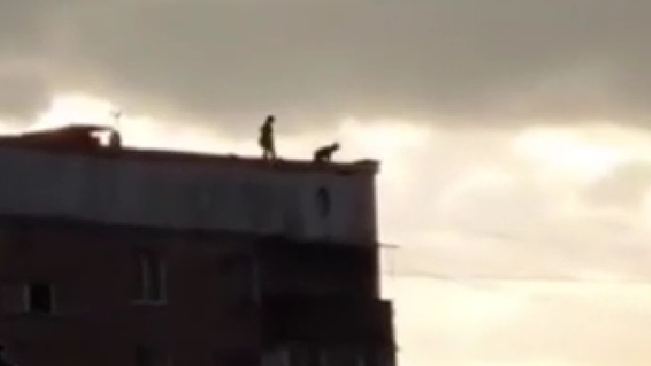 В Новокузнецке по крыше многоэтажки гуляли дети