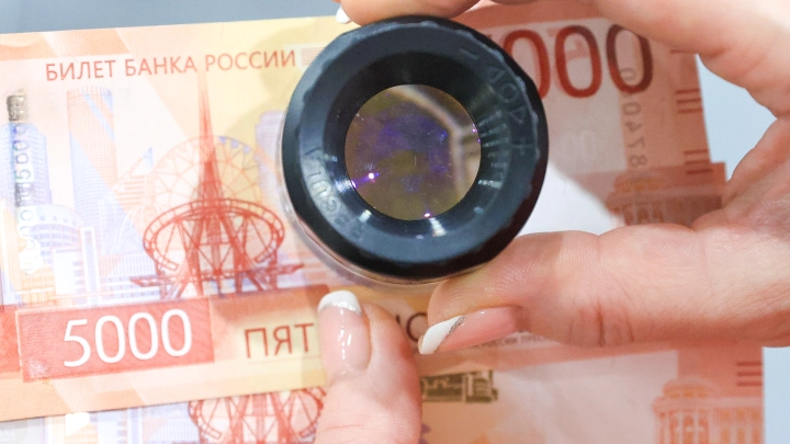 О чём говорит эффект радужного мерцания. В Госдуме рассказали, как распознать подделку