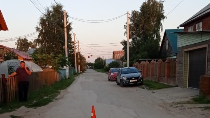 Пятилетняя девочка на велосипеде попала под колёса легковушки – ребёнка увезли в больницу