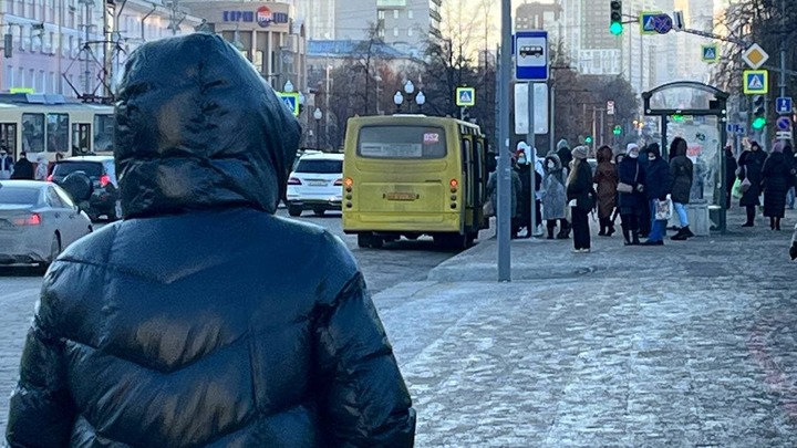 Пассажиры жалуются на смертельно опасные катки возле остановок в Екатеринбурге