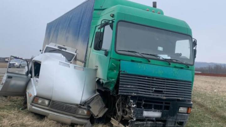 В Адыгее один человек погиб при столкновении легковушки и грузовика