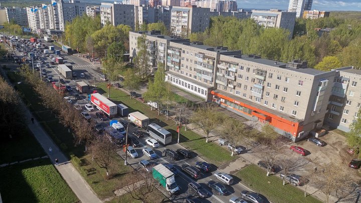 Причиной огромной пробки на Верхней Дуброве стала авария двух кроссоверов