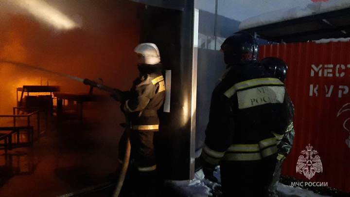 Пожар на мебельном складе в Екатеринбурге тушили почти 5 часов