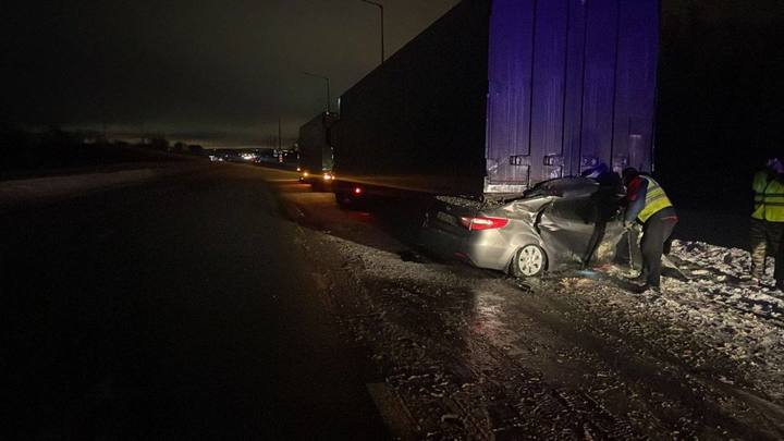 В Самарской области Kia на скорости залетела под фуру. Погиб мужчина