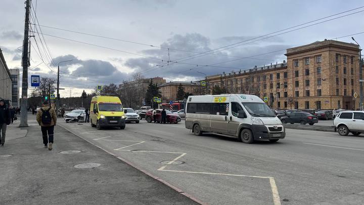 Две иномарки разбились напротив ЮУрГУ в Челябинске