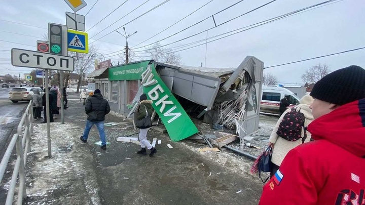 В Челябинске девушка на Toyota Camry пробила стену киоска и ранила продавца