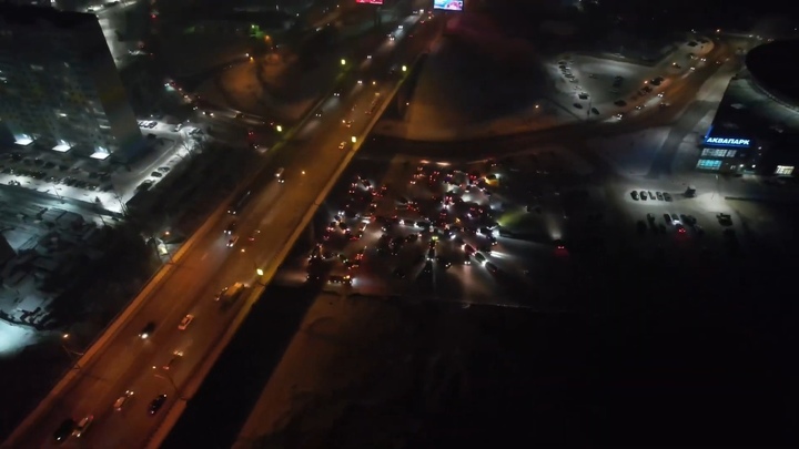 В Новосибирске 130 автомобилей выстроились в гигантскую снежинку