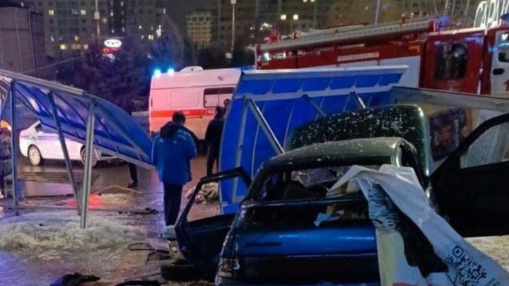 Два человека погибли после наезда автомобиля на остановку в Саратове