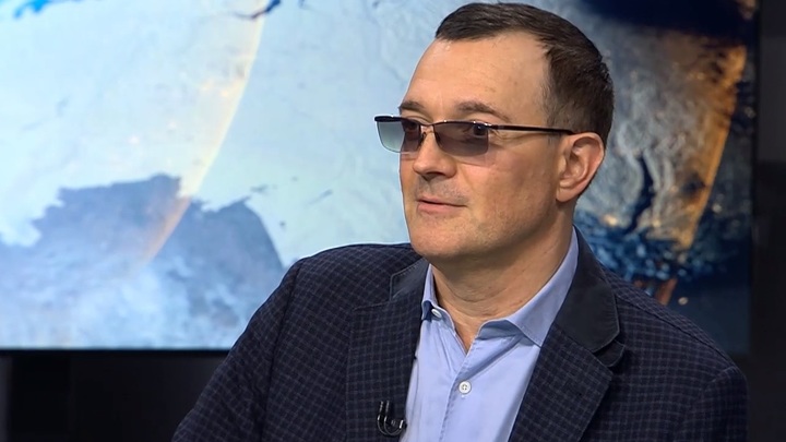 Егору Бероеву хватило пары минут, чтобы объяснить предательство коллег по актёрскому цеху