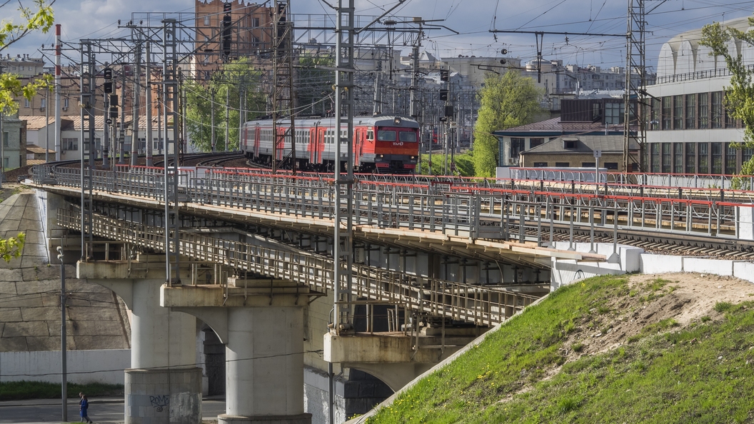 Электричка протаранила легковушку в Подмосковье, есть жертвы Электричка протаранила легковушку в Подмосковье, есть жертвы