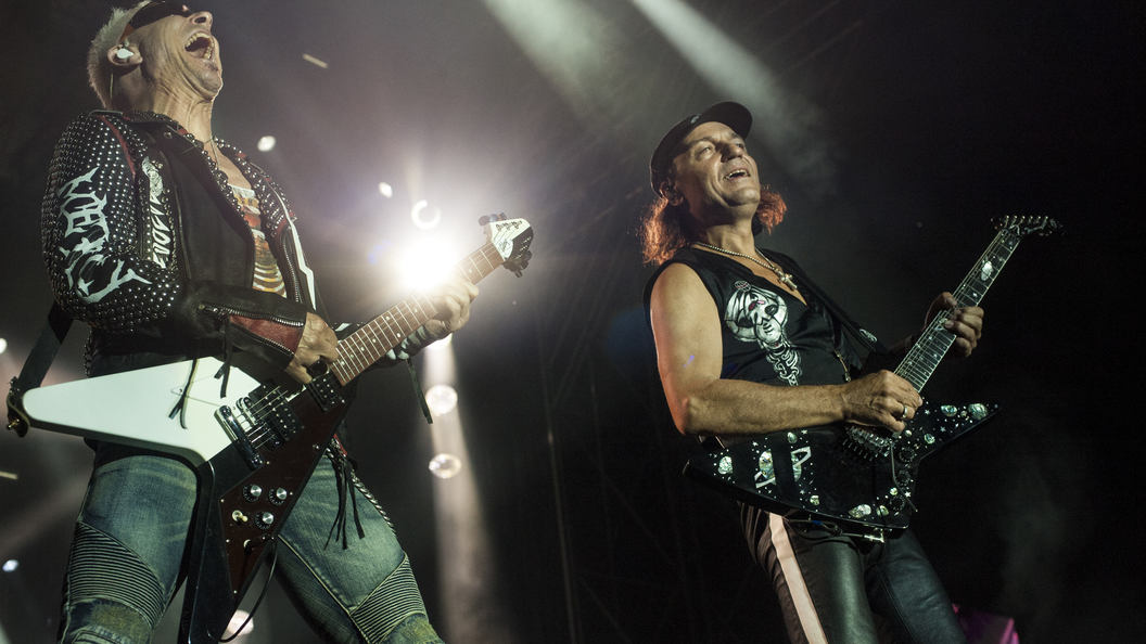 На концерте в Петербурге Scorpions ударили по струнам под флагами России На концерте в Петербурге Scorpions ударили по струнам под флагами России