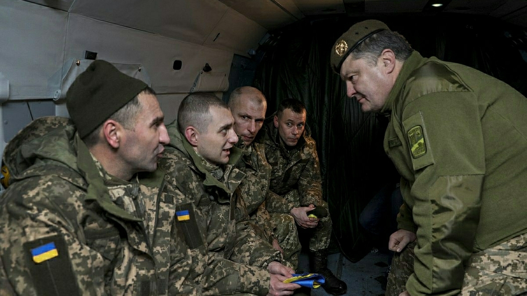 На Украине придумали, как обращаться к вернувшимся из плена в Донбассе На Украине придумали, как обращаться к вернувшимся из плена в Донбассе
