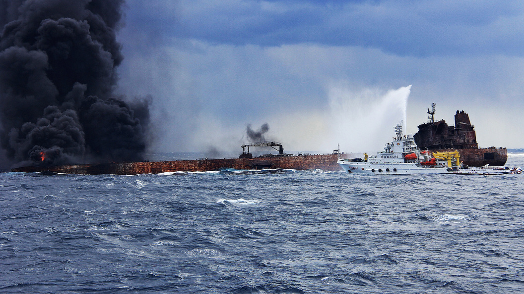 Найдены тела двух моряков с танкера, столкнувшегося с сухогрузом близ Китая Найдены тела двух моряков с танкера, столкнувшегося с сухогрузом близ Китая