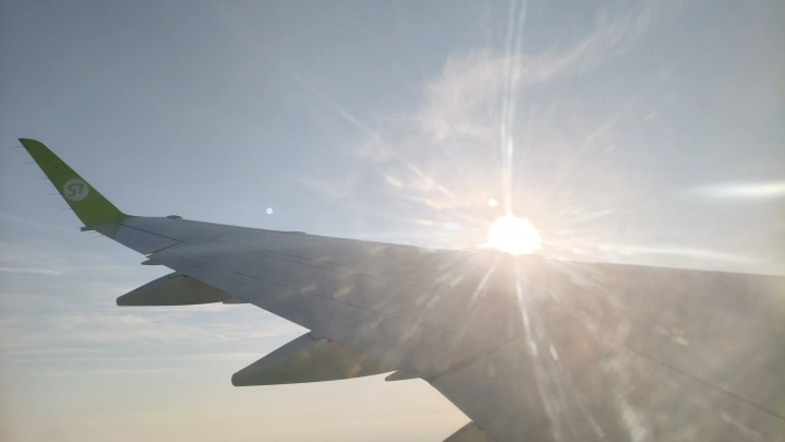 Летевший из Новосибирска в Иркутск самолёт сел в Красноярске из-за метели