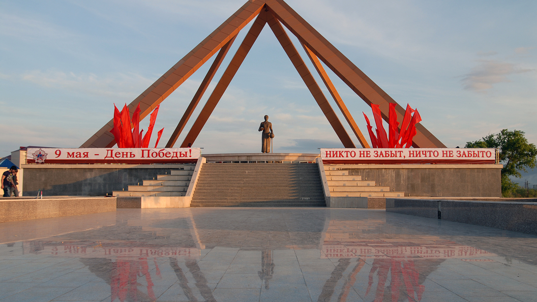 Памятник русской учительнице. Памятник русской учительнице в Махачкале история. Махачкала памятники проект. Достопримечательность в Махачкале для детей. Достопримечательности Махачкалы рисунок.